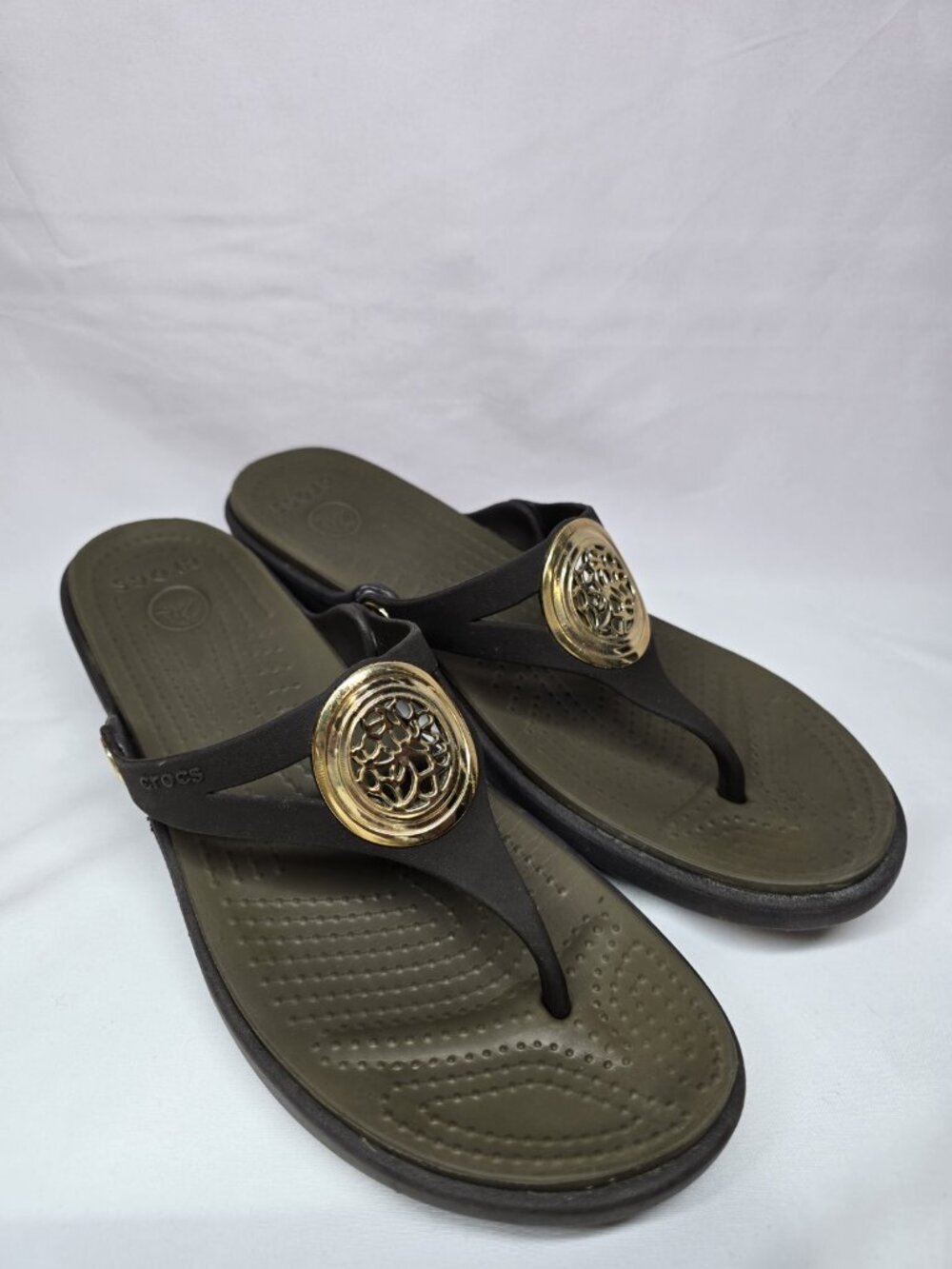 Crocs Women's Sanrah Circle Thong Flip Flop Wedge Sandals Brown & Gold Size 10